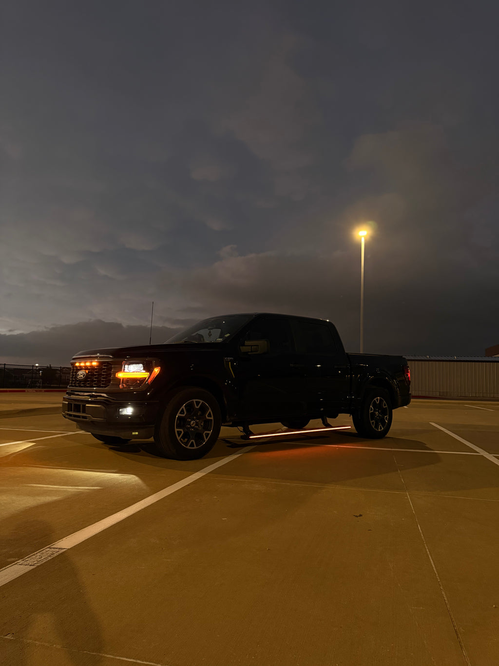 Automatic Electric Power Side Steps with Dynamic LED Lighting