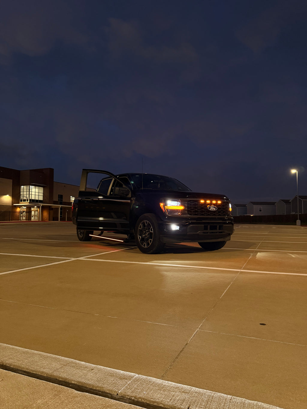 Automatic Electric Power Side Steps with Dynamic LED Lighting