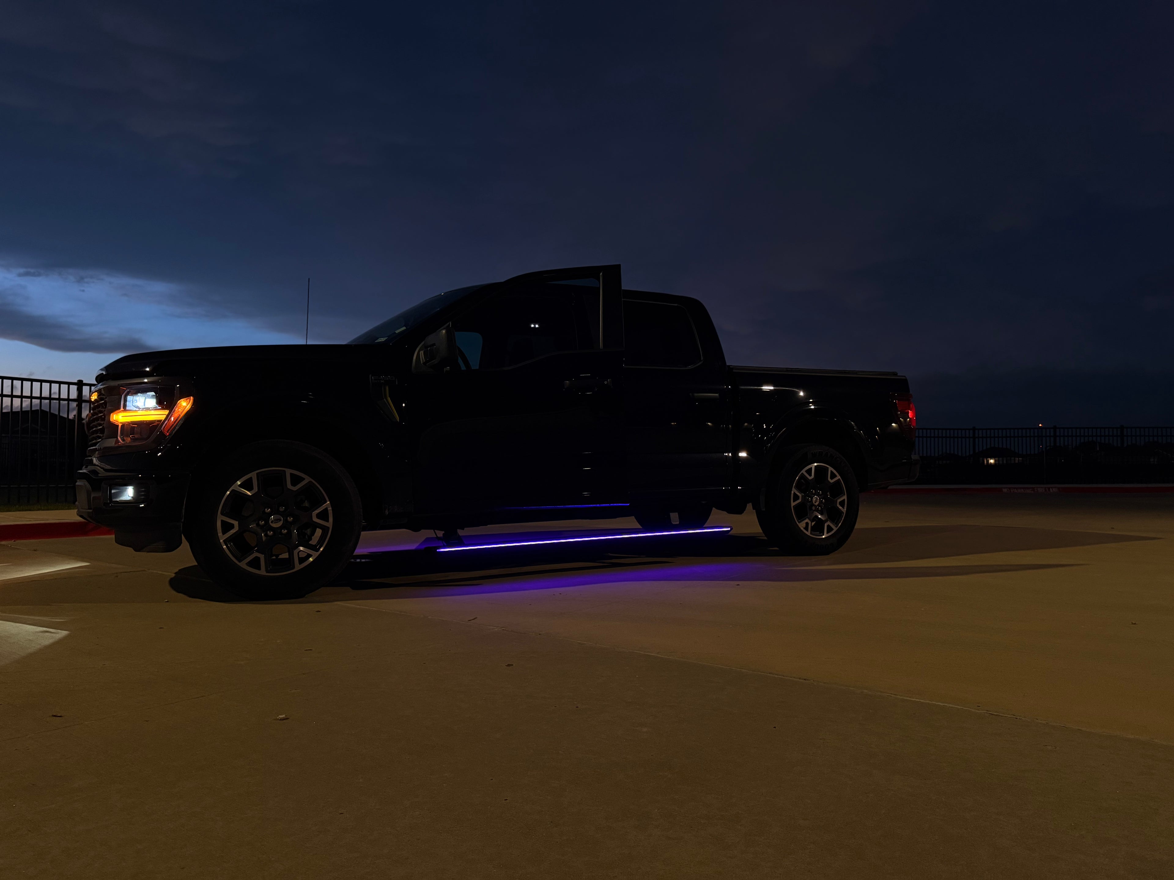 Automatic Electric Power Side Steps with Dynamic LED Lighting