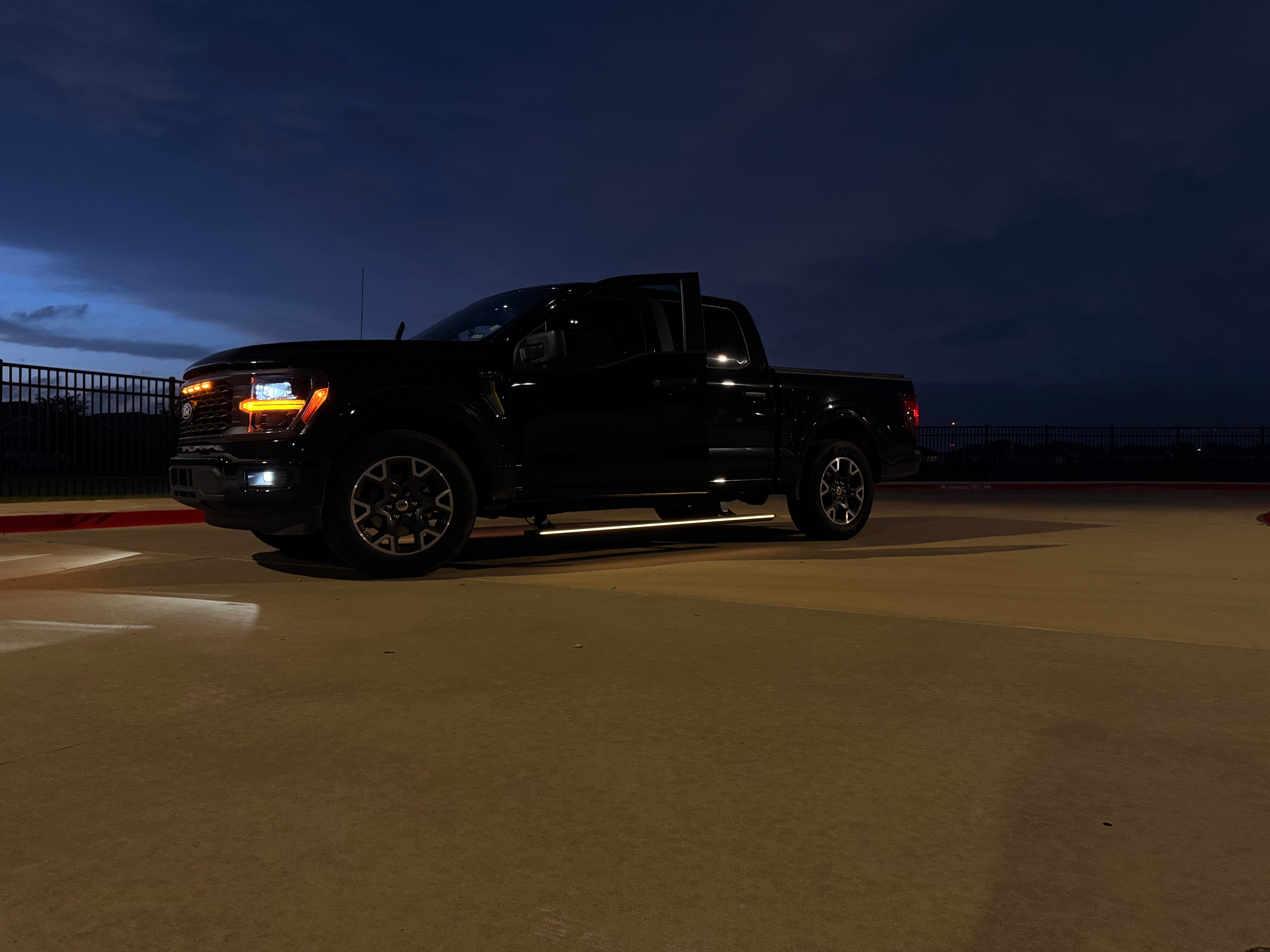 Automatic Electric Power Side Steps with Dynamic LED Lighting