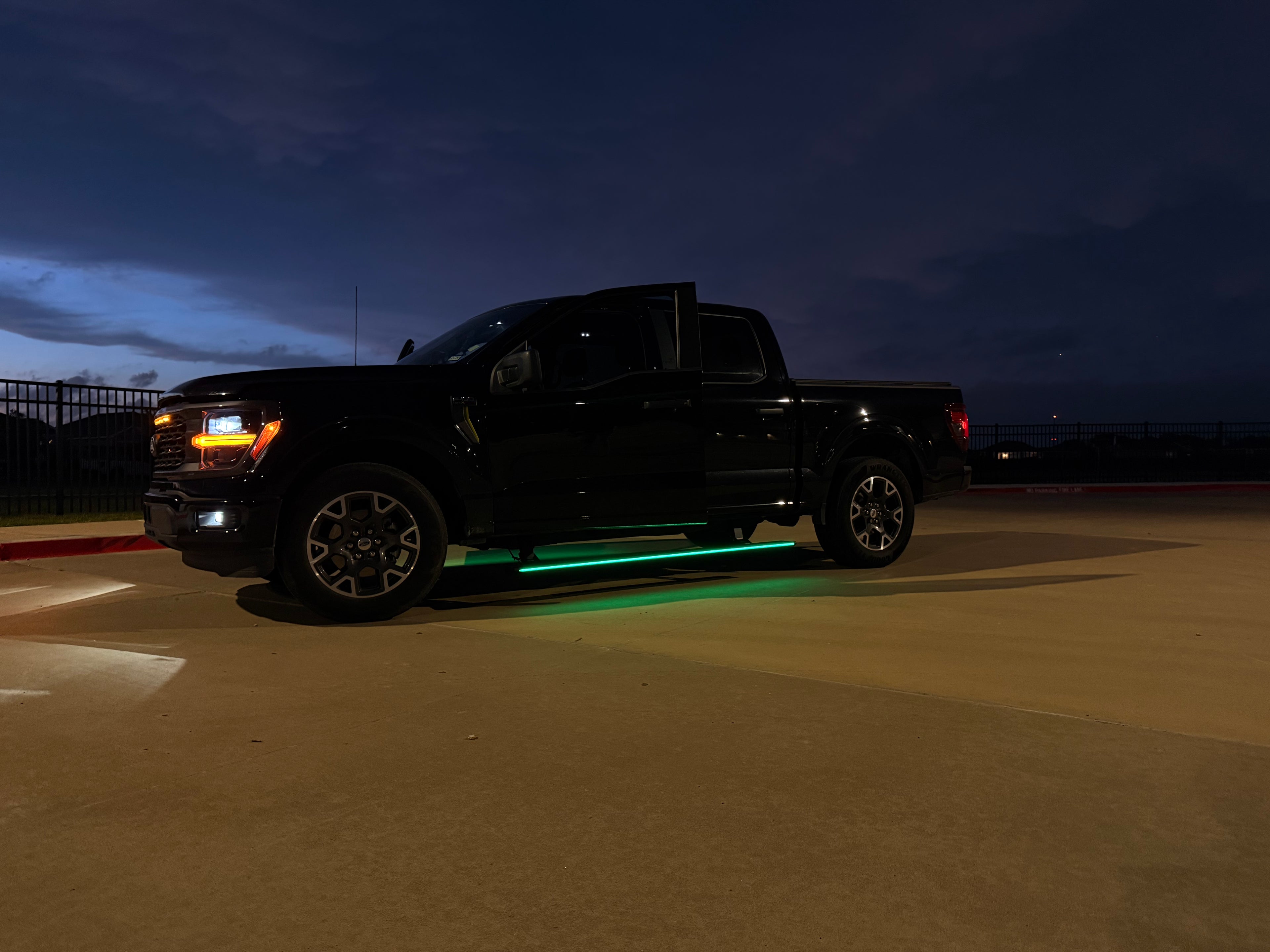 Automatic Electric Power Side Steps with Dynamic LED Lighting