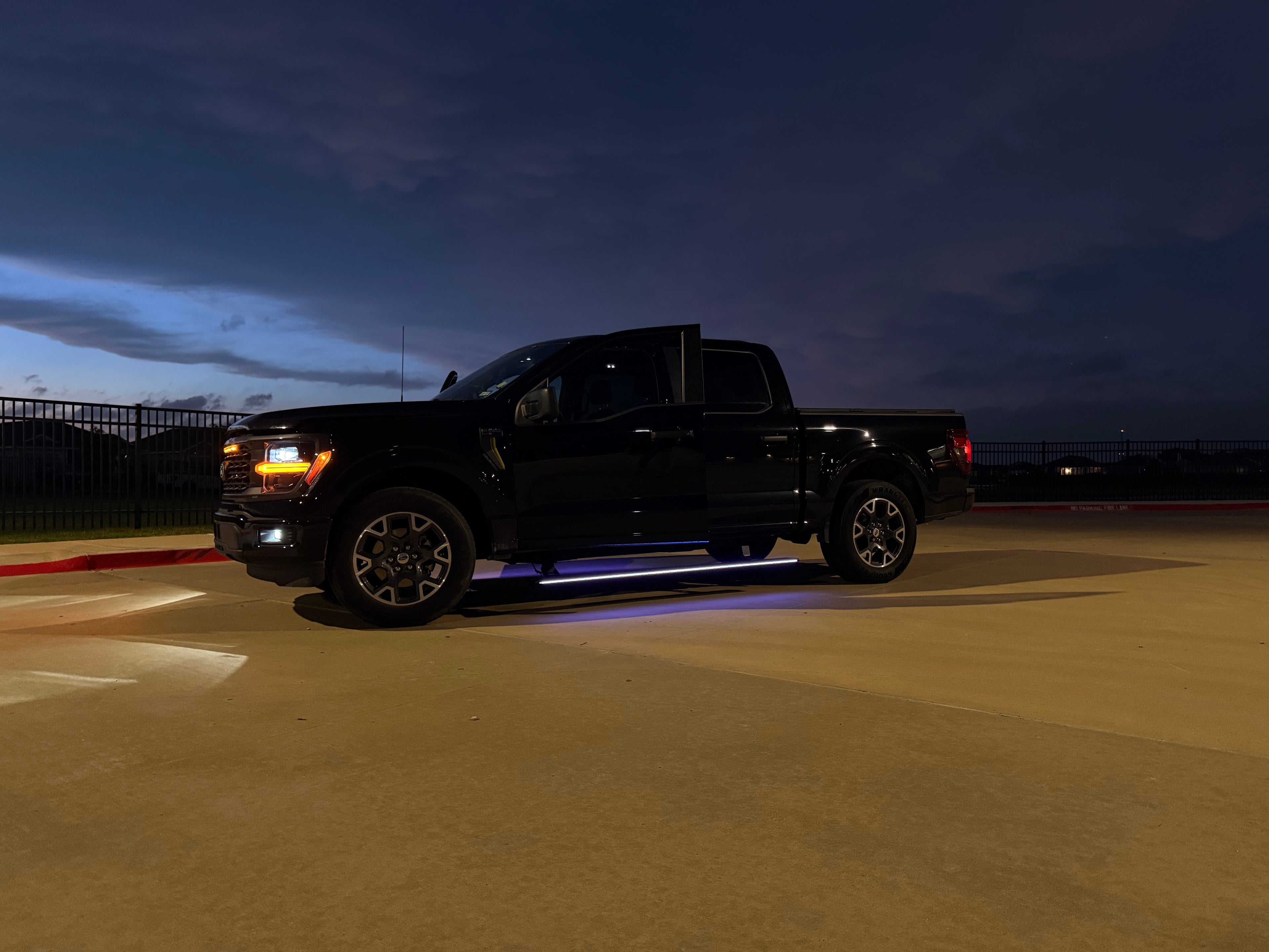 Automatic Electric Power Side Steps with Dynamic LED Lighting