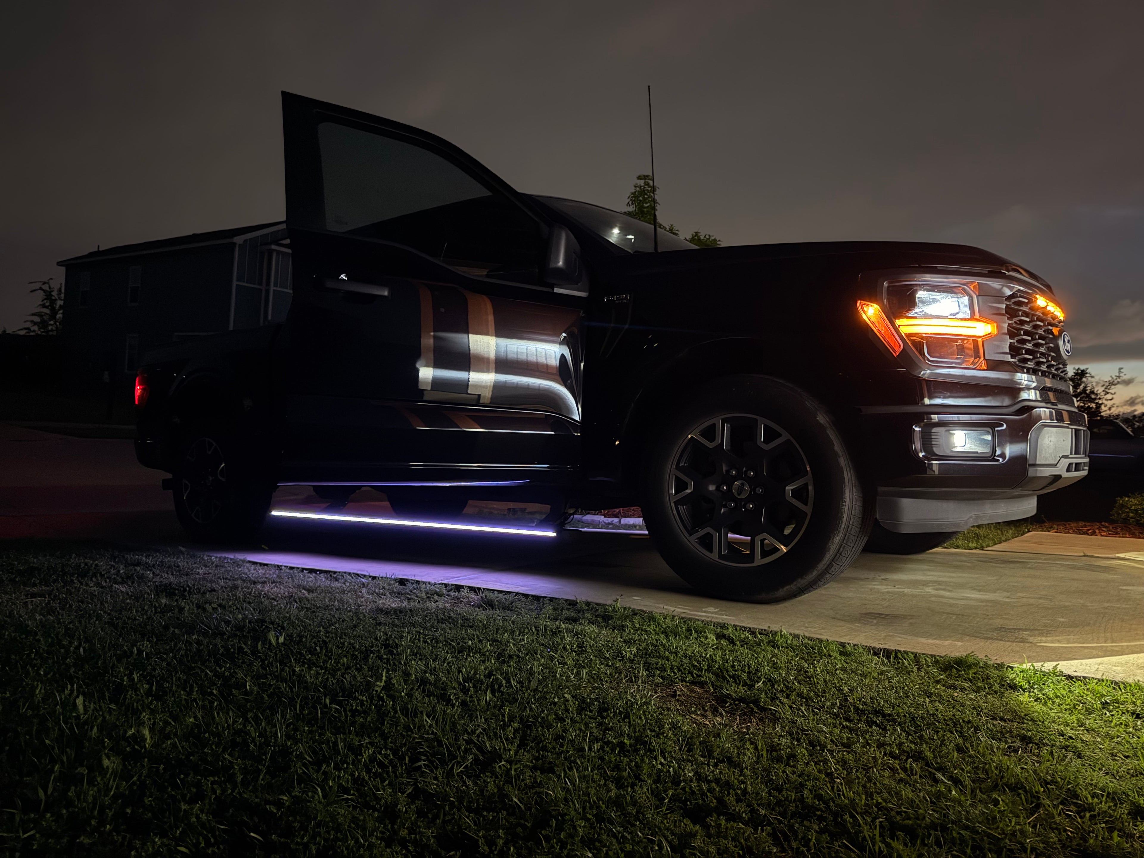 Automatic Electric Power Side Steps with Dynamic LED Lighting